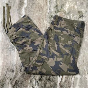NWOT Faded Glory Camo Cargo Capris Size 10